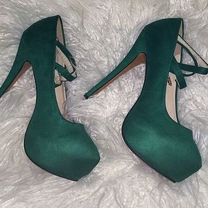 NEW Green,faux suede,Brand Ochenta size US9 extra high platform, ankle strap